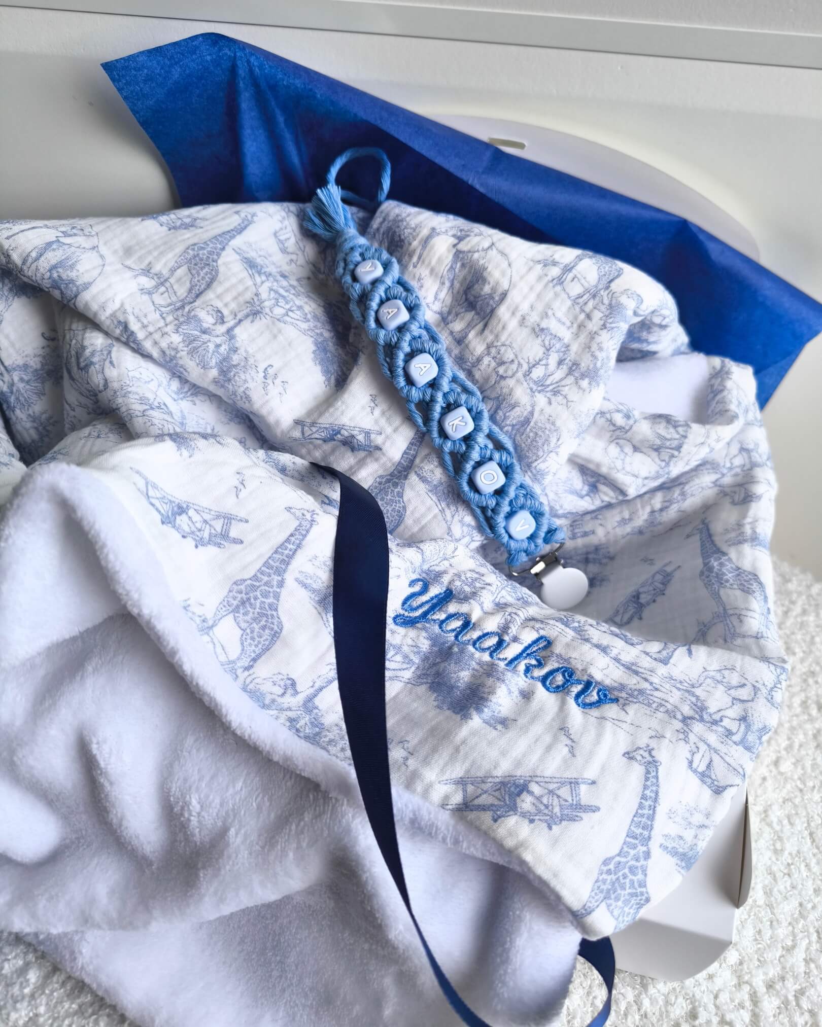 Couverture-et-attache-bleu